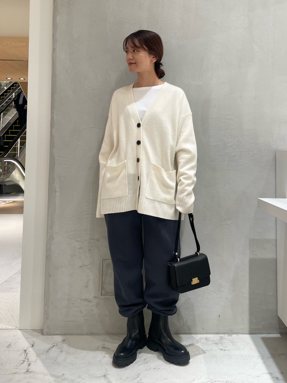 「カーディガン、ニット、パンツスタイル、カーゴパンツ、スウェット、ブーツ、サイドゴアブーツ、ショルダーバッグ、Rougevif、ルージュヴィフ、Tシャツ、レイヤードスタイル、ファッションを楽しもう、セットアップ、きれいめカジュアル」｜「Rouge vifのVネックカラーニットカーディガン（カーディガン/ボレロ、ホワイト系）」を使った、yunaさん（レディース・161cm）の秋コーディネートの1枚目の写真