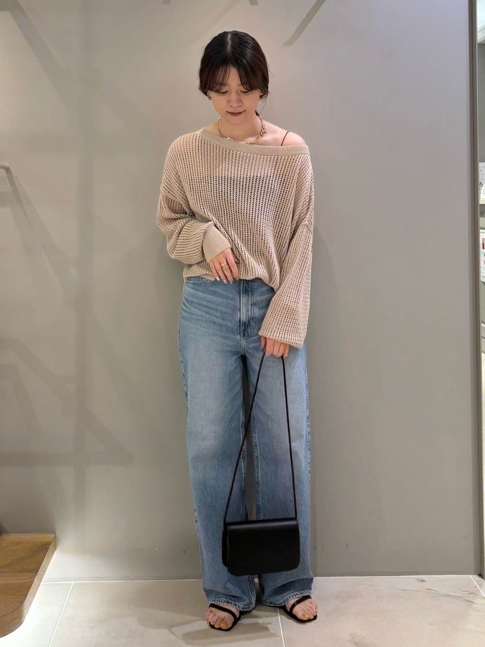 「春のおしゃ見えテクニック、メッシュ、メッシュニット、ニット、デニム、サンダル、シアートップス、春色、ルージュヴィフ、Rougevif、イエベ秋」｜「REMMEの【REMME/レメ】アシンメトリーストラップサンダル（サンダル、ブラック系）」を使った、yunaさん（レディース・161cm）の春コーディネートの1枚目の写真