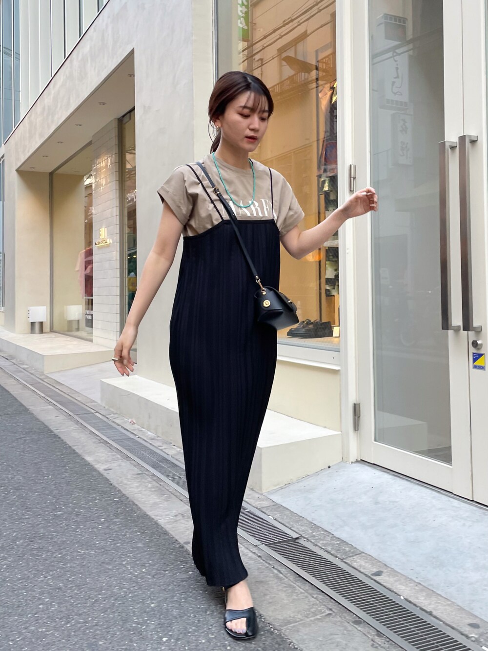 「春服みてみて、夏コーデ、春コーデ、大人カジュアル、Tシャツ、プリーツワンピース、ワンピース、キャミワンピ、レイヤードスタイル、サンダル、きれいめカジュアル、ルージュヴィフ、Rougevif、フレンチスリーブ、シンプルコーデ」｜「Rouge vif Annaのプリーツキャミワンピース（ワンピース、ブラック系）」を使った、yunaさん（レディース・161cm）の春コーディネートの1枚目の写真