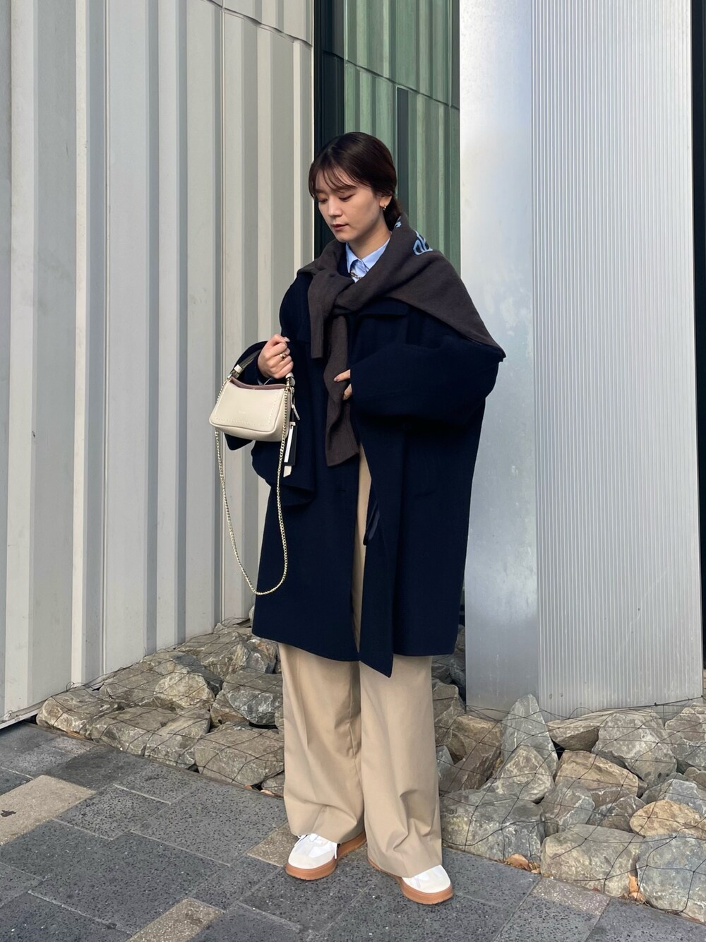 「ファッションを楽しもう、コート、ベスト、パンツスタイル、ワイドパンツ、スニーカー、スニーカーコーデ、レイヤードスタイル、ハンドバッグ、ショルダーバッグ、Rougevif、ルージュヴィフ、シャツスタイル、スポーツミックス、セットアップ」｜「Rouge vif Annaのロゴニット（ニット/セーター、ブラウン系）」を使った、yunaさん（レディース・161cm）の秋コーディネートの1枚目の写真