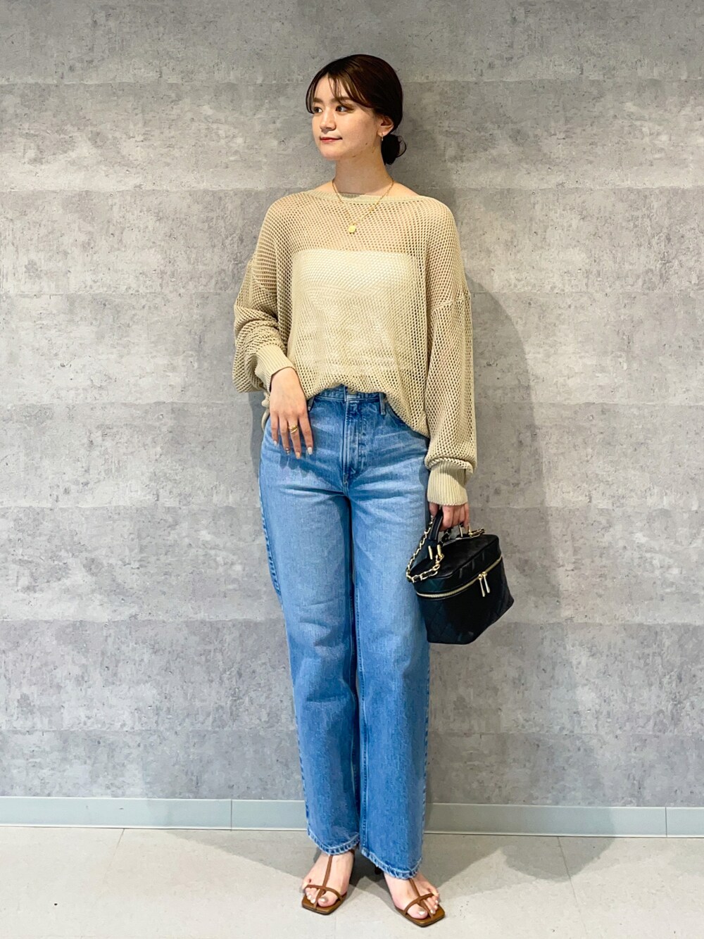 「春服デビュー宣言、メッシュ、メッシュニット、ニット、デニム、カジュアルコーデ、春コーデ、きれいめカジュアル、Rougevif、ルージュヴィフ、シンプルコーデ、スクエアバッグ、ショルダーバッグ、骨格ナチュラル」｜「Rouge vifのメッシュニットプルオーバー（ニット/セーター、ベージュ系）」を使った、yunaさん（レディース・161cm）の春コーディネートの1枚目の写真