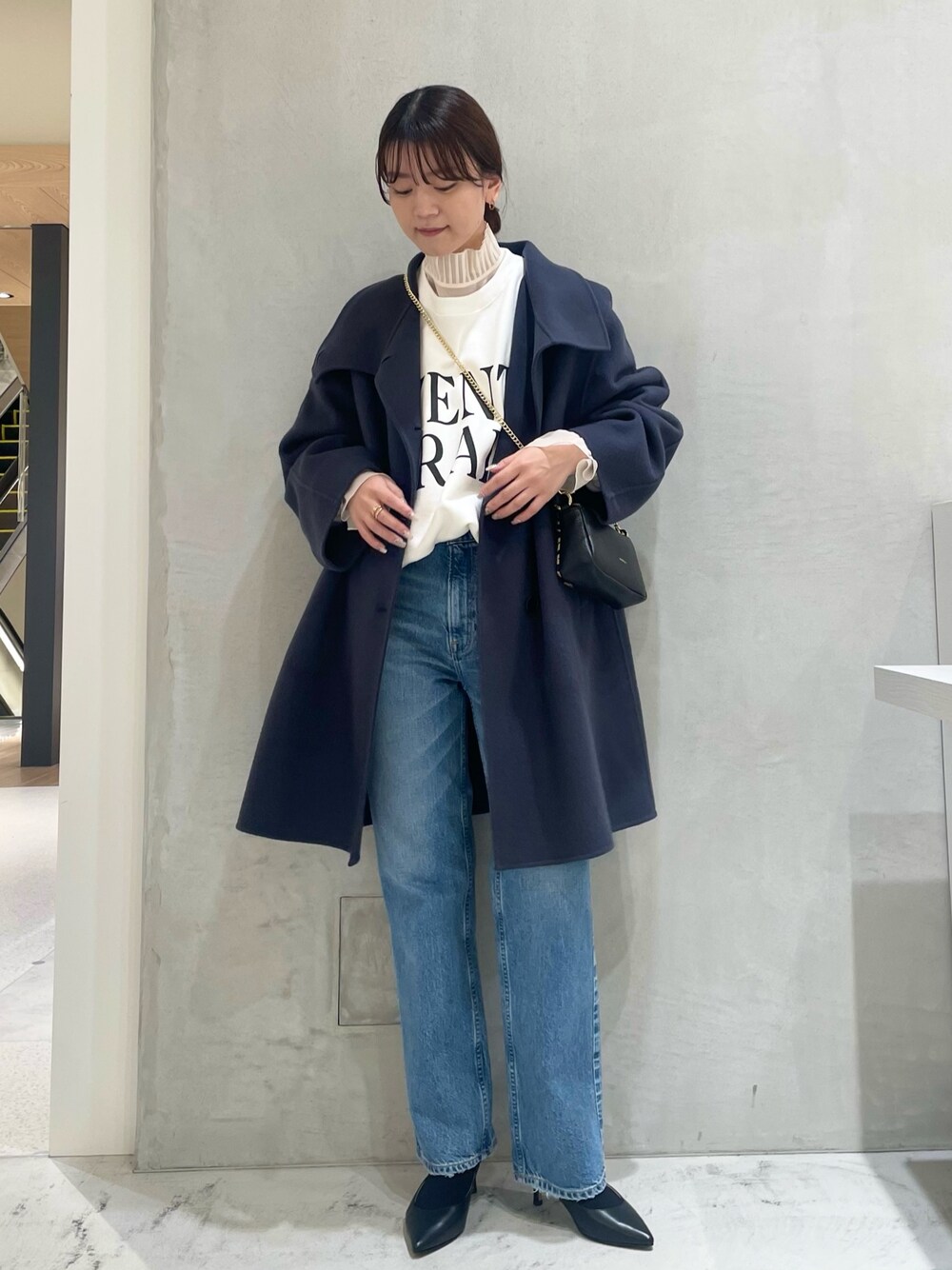 「レイヤードスタイル、冬コーデ、コート、アウター、デニム、ブラウス、スウェット、Rougevif、ルージュヴィフ、ショルダーバッグ、冬アウター、ミドルコート、ロゴスウェット」｜「upperhightsの【upper hights/アッパーハイツ】別注THE HIM（デニムパンツ、ブルー系）」を使った、yunaさん（レディース・161cm）の冬コーディネートの1枚目の写真