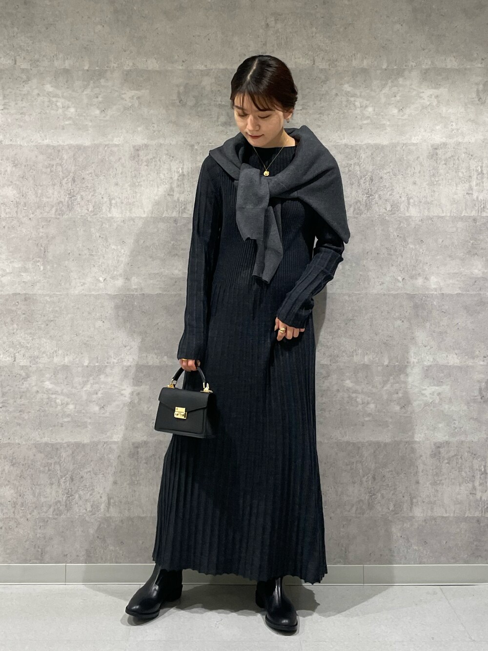 「大人カジュアル、ワンピース、ニットワンピース、カーディガン、ロングワンピース、カジュアル、ブーツ、ワントーンコーデ、ハンドバッグ、きれいめカジュアル、Rougevif」｜「Rouge vifの【クロップド丈】ショートカーディガン（カーディガン/ボレロ、グレー系）」を使った、yunaさん（レディース・161cm）の秋コーディネートの1枚目の写真