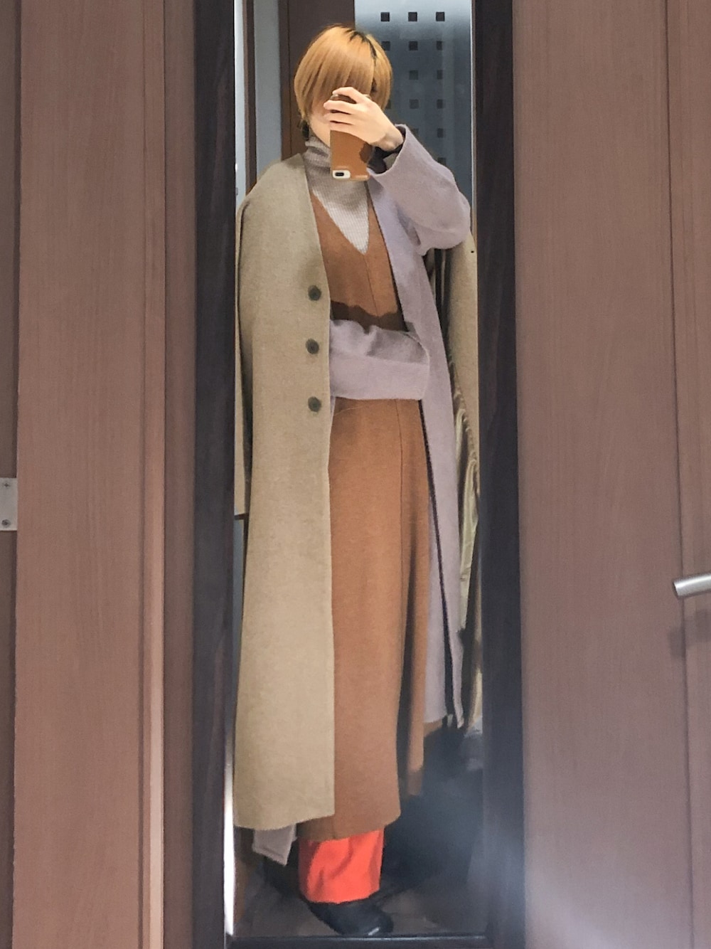 「stylemixer、TODAYFUL」｜「TODAYFULのVネックニットドレス（ワンピース、ブラウン系）」を使った、uさん（レディース・157cm）の冬コーディネートの1枚目の写真