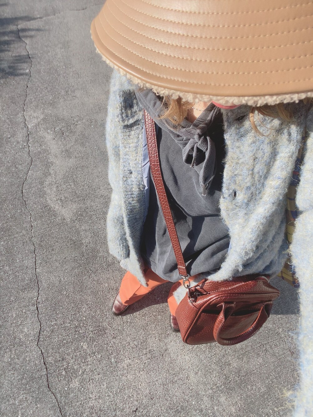 「バケットハット、カーディガン、オレンジパンツ、センタープレスパンツ、パーカー、スクエアバッグ、グレーのパーカー、センタープレス、ショルダーバッグ、ニットカーディガン」｜「studio CLIPのビッグフーディープルオーバー（パーカー、グレー系）」を使った、𝙻𝚒.☺︎✓さん（レディース・149cm）の冬コーディネートの1枚目の写真
