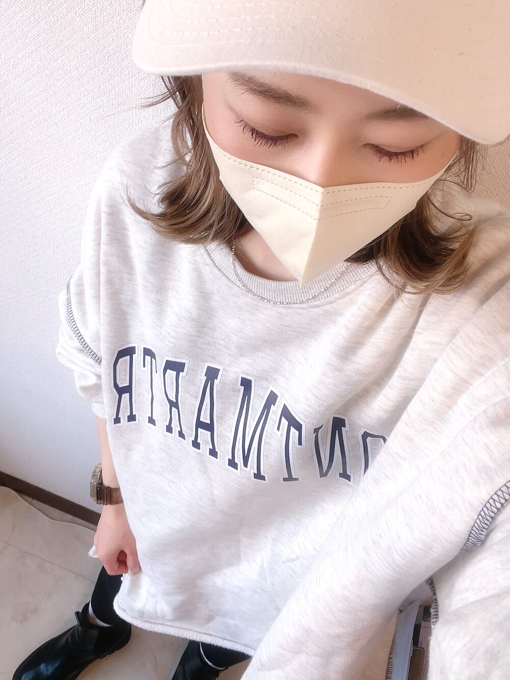 「カジュアルコーデ、スウェット、ブーツ、低身長コーデ、ゆるコーデ、キャップ、モノトーン、ブラック、はじめましてコーデ、レギンス、低身長、モノトーンコーデ、いいね、save、フォローお願いします🤑」｜「Bonjour Saganの【2021-2022 A/W 新作】ビッグカレッジスウェット（スウェット、グレー系）」を使った、𝙻𝚒.☺︎✓さん（レディース・149cm）の春コーディネートの1枚目の写真