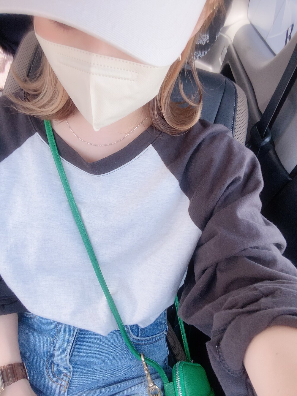 「ラグランTシャツ、デニム、デニムパンツ、キャップ、ショルダーバッグ、緑、スニーカー、スリッポン、低身長、低身長コーデ、グリーン、パンツスタイル、春コーデ、カジュアルコーデ」｜「Auntie Rosa HolidayのラグランスリーブBIGロンT（Tシャツ/カットソー、ブラック系）」を使った、𝙻𝚒.☺︎✓さん（レディース・149cm）の春コーディネートの1枚目の写真