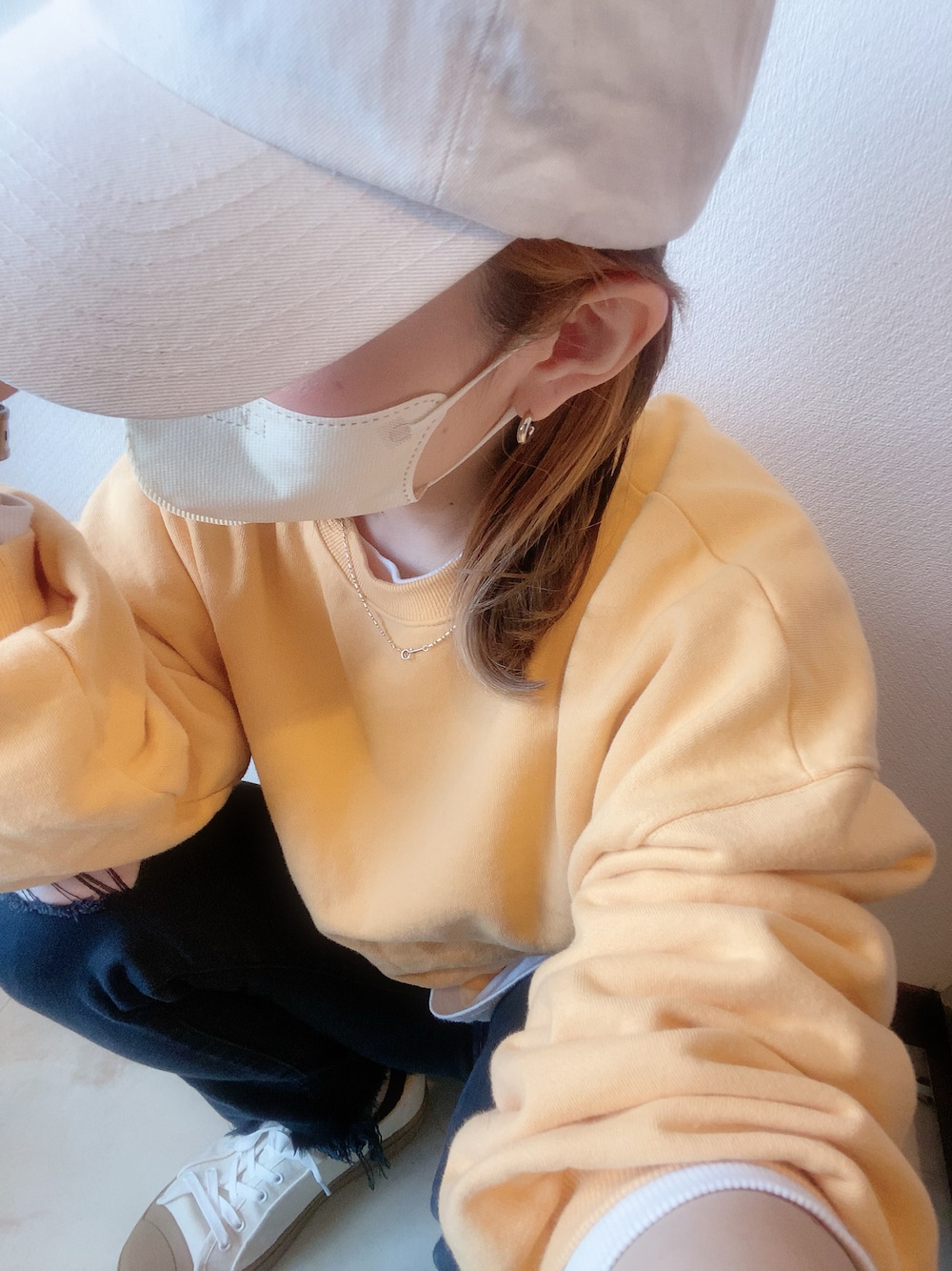 「トレーナー、スウェット、キャップ、カラーコーデ、スキニーデニム、黒スキニー、オレンジ、イエロー、オトナカジュアル、リラックススタイル、白スニーカー、スニーカー、レイヤードスタイル、お仕事コーデ、低身長」｜「CANAL JEANのvia j(ヴィアジェイ) 裏毛コンパクトトレーナー（スウェット、イエロー系）」を使った、𝙻𝚒.☺︎✓さん（レディース・149cm）の春コーディネートの1枚目の写真
