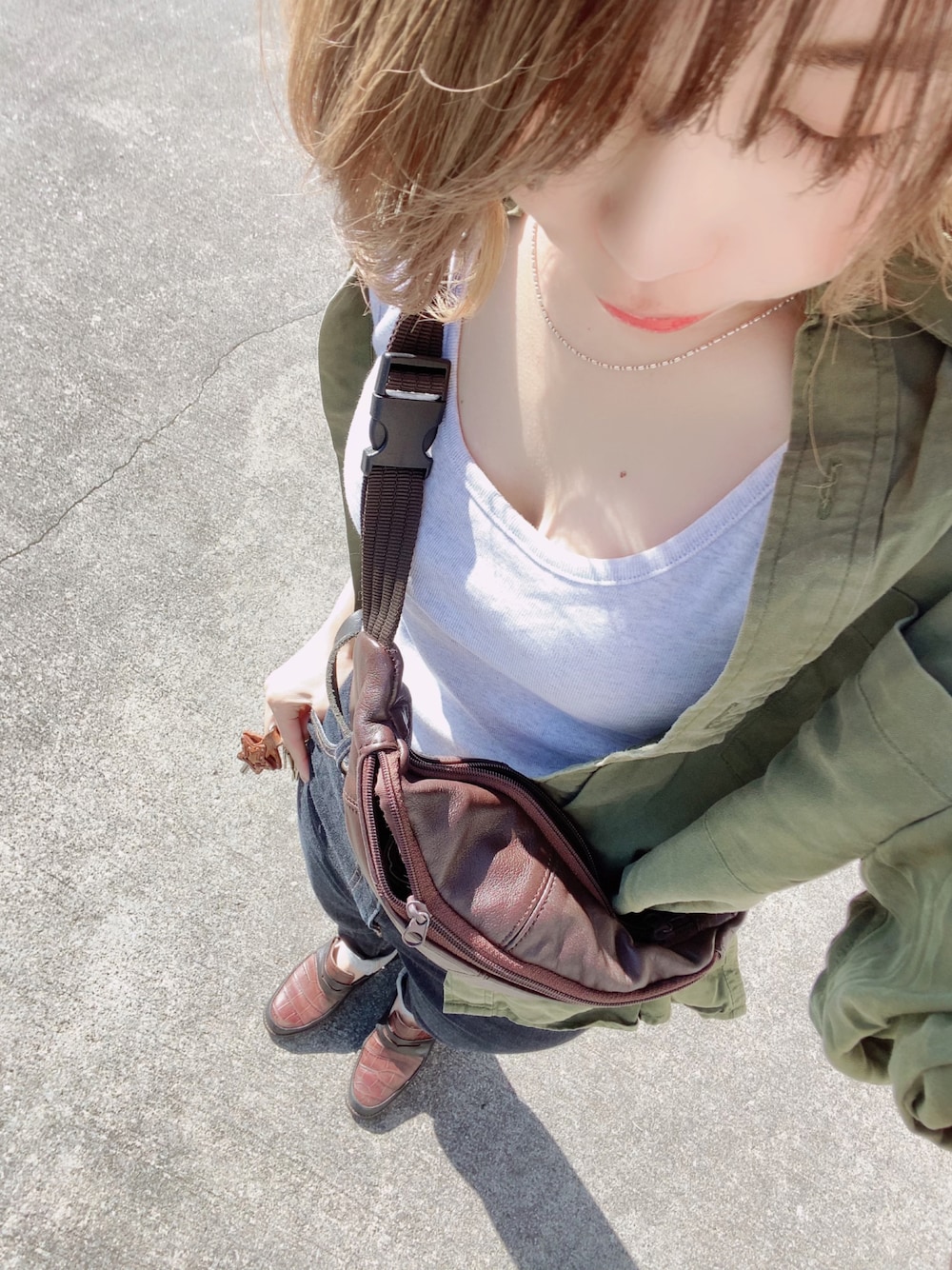 「秋コーデ、カーキシャツ、ウエストポーチ、ローファー、デニムパンツ、デニム、秋服準備はじめました、低身長女子、ラクチンコーデ、カーキ、リラックススタイル、大人カジュアル、オトナ女子、アラサー、アラサー女子」｜「AmeriのCARINO SABOT LOAFER（ローファー、ブラウン系）」を使った、𝙻𝚒.☺︎✓さん（レディース・149cm）の秋コーディネートの1枚目の写真
