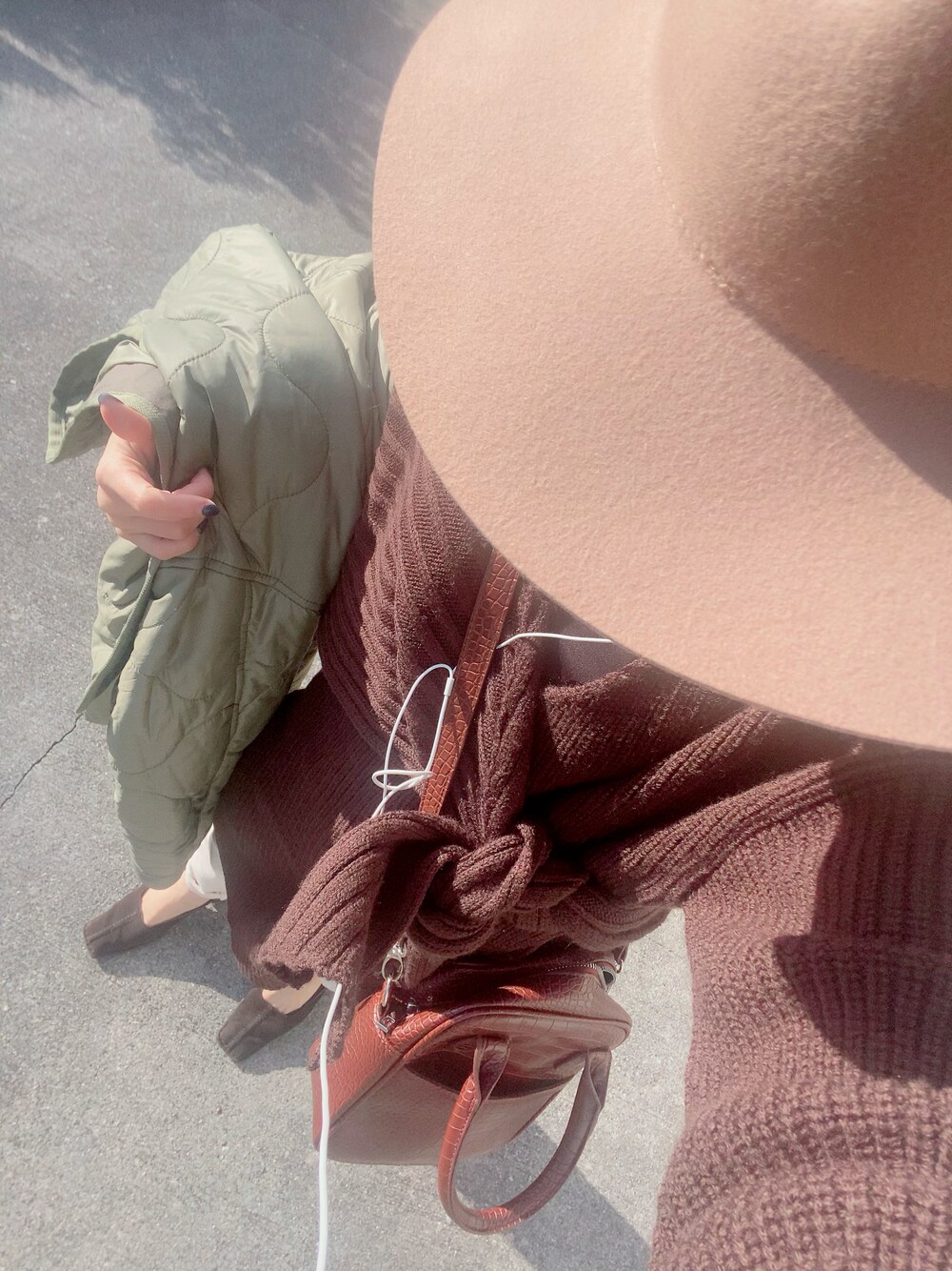 「低身長女子、ニット、白デニム、白パンツ、ブラウンニット、おしゃれさんと繋がりたい、ハット、キルティングジャケット、スクエアバッグ、ハンドバッグ、ボストンバッグ、ゆるコーデ、秋冬コーデ、オトナカジュアル、カジュアル」｜「NEUNAの2wayクロコ柄スクエアレザーハンドバッグ（ハンドバッグ、ブラウン系）」を使った、𝙻𝚒.☺︎✓さん（レディース・149cm）の秋コーディネートの1枚目の写真