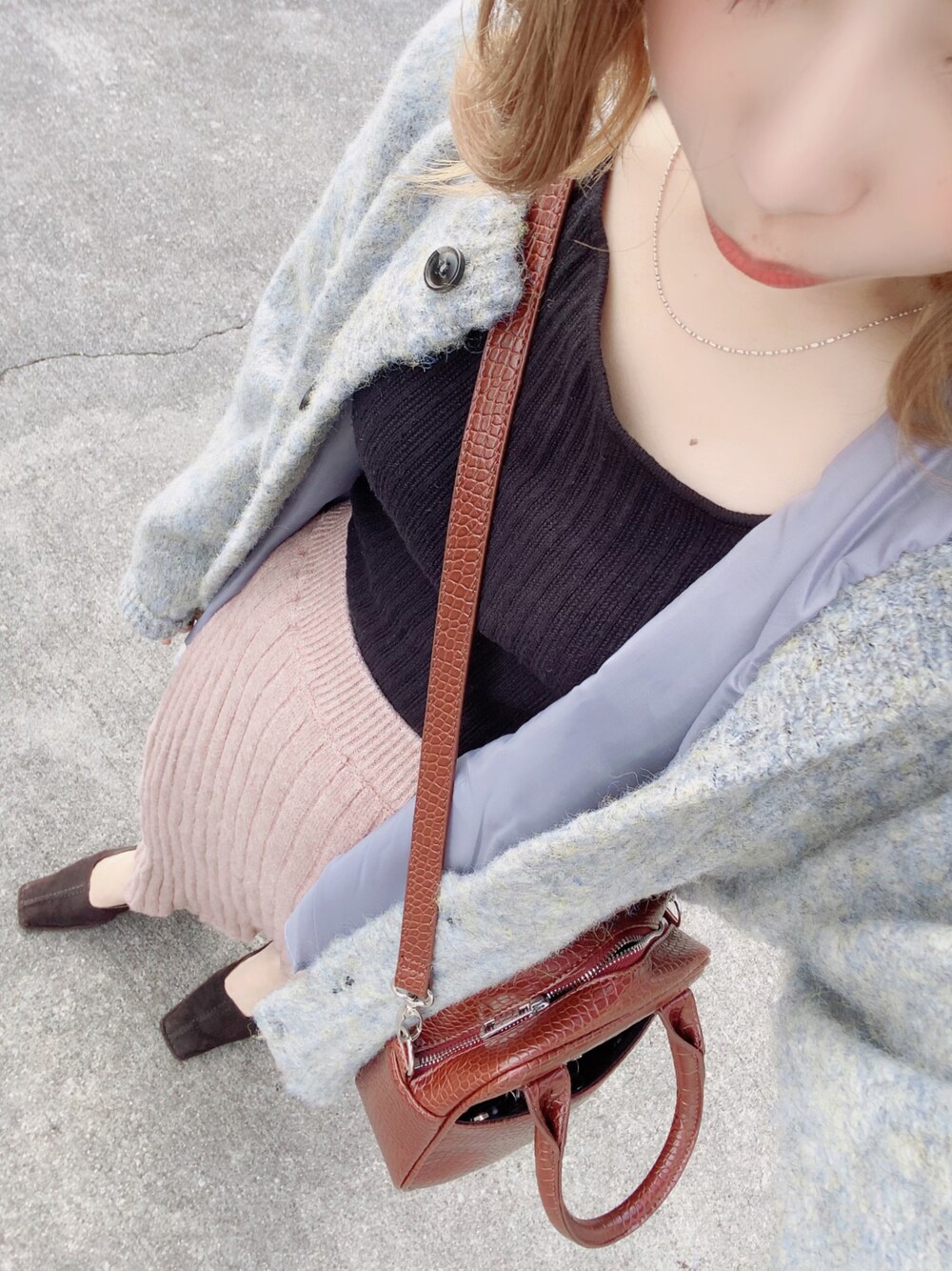 「秋コーデ、低身長コーデ、ニットスカート、カーディガン、スクエアバッグ、ニット、秋冬コーデ、スカート、タイトスカート、パンプス、大人カジュアル、きれいめカジュアル、オトナカワイイ、ニットカーディガン、グレー」｜「NEUNAの2wayクロコ柄スクエアレザーハンドバッグ（ハンドバッグ、ブラウン系）」を使った、𝙻𝚒.☺︎✓さん（レディース・149cm）の秋コーディネートの1枚目の写真