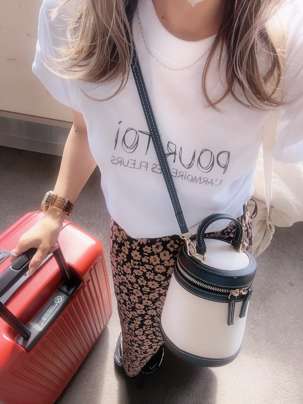 「初秋コーデ、大人かわいい、花柄、花柄スカート、白Tシャツ、バケツ型バッグ、タイトスカート、楽チンコーデ、ナイキスニーカー、エアリフト、着回しコーデ、秋服、きれいめカジュアル、ミニバッグ、低身長」｜「ZARAのアイテム（ショルダーバッグ、ブラック系）」を使った、𝙻𝚒.☺︎✓さん（レディース・149cm）の秋コーディネートの1枚目の写真