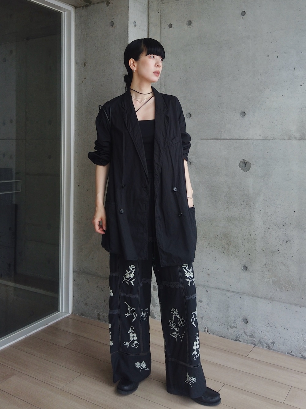 ブラック系のジャケット/アウター、ブラック系のキャミソール、ブラック系のその他パンツを着用したレディースの春コーディネートの1枚目の写真