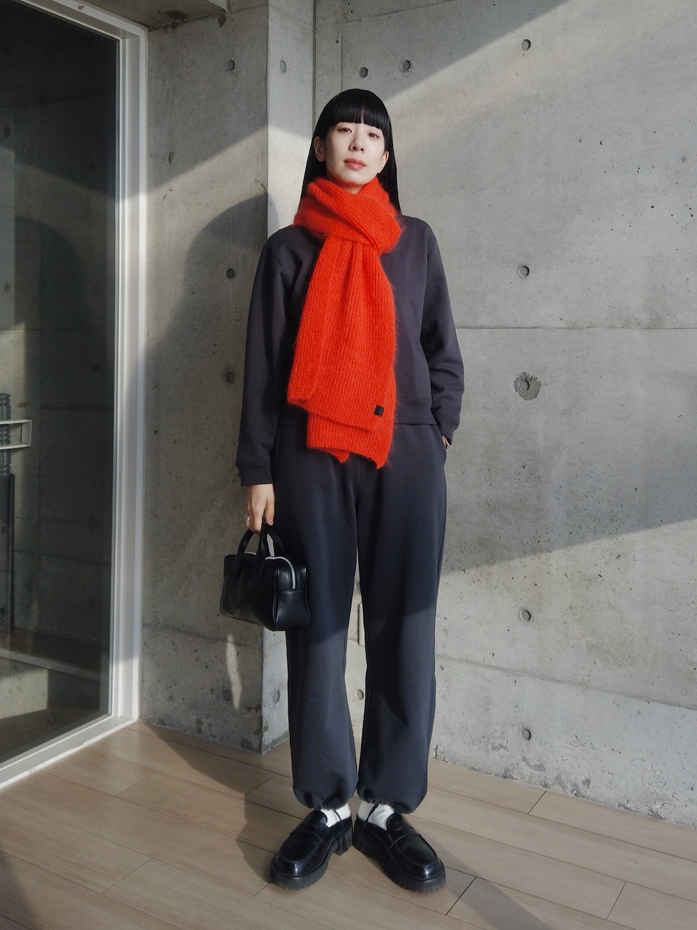 「セットアップ、マフラーぐるぐる、マフラー、スウェット、シンプルコーデ、ローファー」｜「Steven Alanの＜Steven Alan＞スウェット パンツ（スウェットパンツ、グレー系）」を使った、RIKAさん（レディース・168cm）の冬コーディネートの1枚目の写真
