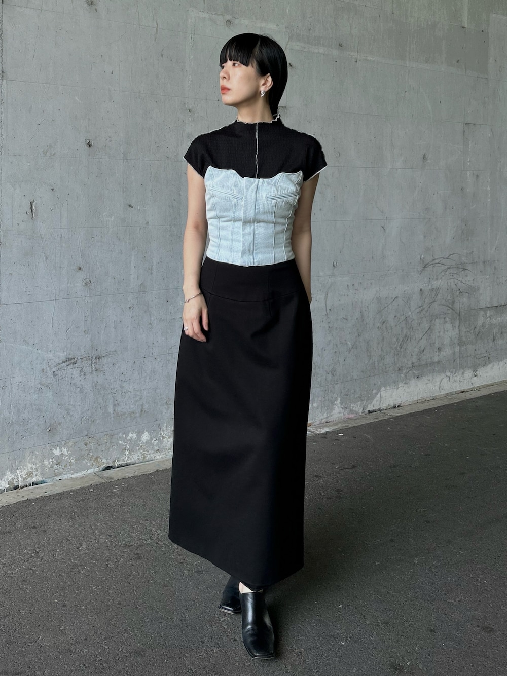 「ビスチェ、デニム、ブラック、レイヤードスタイル、プチプラ、休日スタイル」｜「M TO Rの［TOPS］WESTERN MOOD DENIM BUSTIER TOPS（チューブトップ、ブルー系）」を使った、RIKAさん（レディース・168cm）の春コーディネートの1枚目の写真