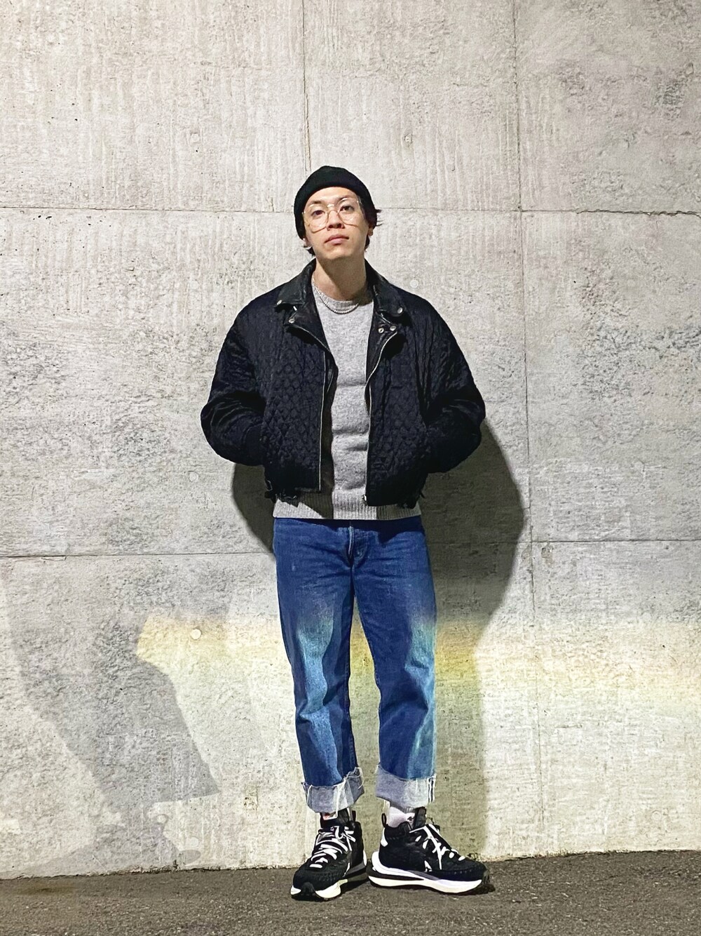「私の推しブランド、休日スタイル、ビッグシルエット、黒、古着コーデ、デニム、ライダースジャケット、sacai、COMME des GARCONS HOMME PLUS、シンプルコーデ、レイヤードスタイル、キルティングジャケット、スニーカー、NIKE」｜「Lewis Leathersのアイテム（ライダースジャケット、ブラック系）」を使った、WARASHIさん（メンズ・168cm）の冬コーディネートの1枚目の写真