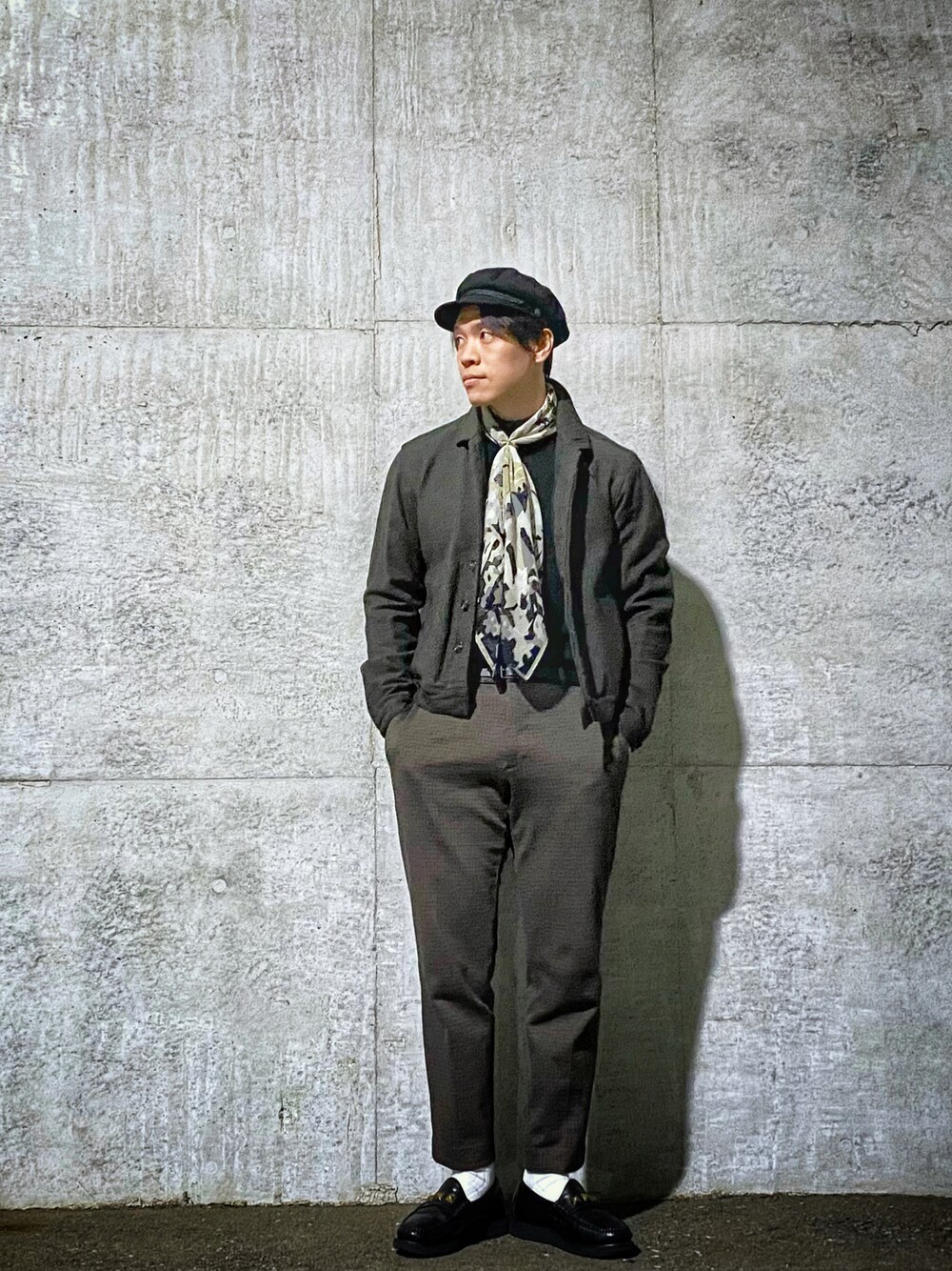 「ブルゾン、ローファー、UNIQLO、秋のコーデ、スカーフ、タートルネック、トラッド、大人カジュアル、ショートジャケット、お洒落さんとつながりたい」｜「BRIXTONの【BRIXTON】FIDDLER CAP（キャスケット、ブラック系）」を使った、WARASHIさん（メンズ・168cm）の秋コーディネートの1枚目の写真