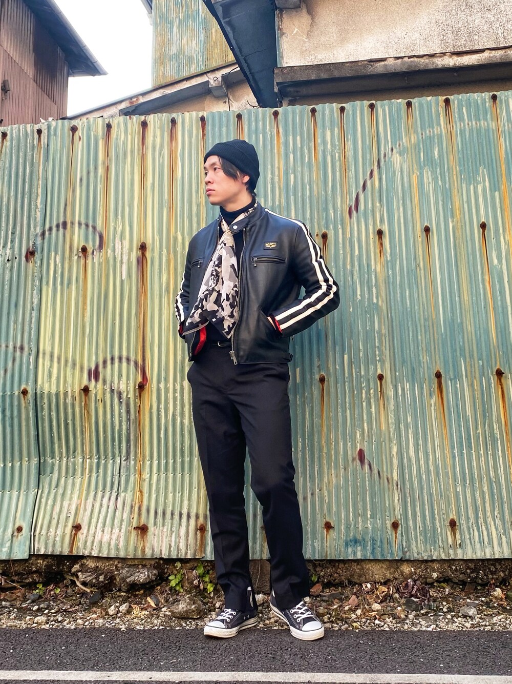「シンプルコーデ、スカーフ、レザージャケット、ライダース、スラックス、コンバース、ストリートコーデ、大人カジュアル、カジュアルコーデ、モノトーンコーデ、ブラック、革ジャン、ootd」｜「Lewis Leathersのアイテム（ライダースジャケット、ブラック系）」を使った、WARASHIさん（メンズ・168cm）の冬コーディネートの1枚目の写真