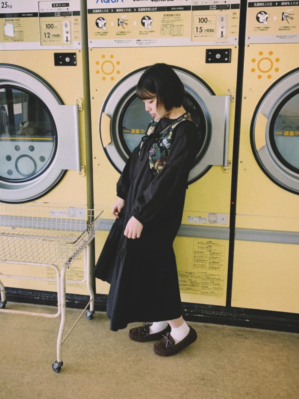 「休日スタイル、オトナ女子、ワンピース、ブラック、エヘカソポ、ehka sopo、SM2、Samansa Mos2、ワントーンコーデ、ナチュラル、ootd、ゆるコーデ、きょコ、低身長、低身長コーデ」｜「Samansa Mos2の撥水加工フリンジリボンモカシン（モカシン/デッキシューズ、ブラウン系）」を使った、minnさん（レディース・154cm）の冬コーディネートの1枚目の写真