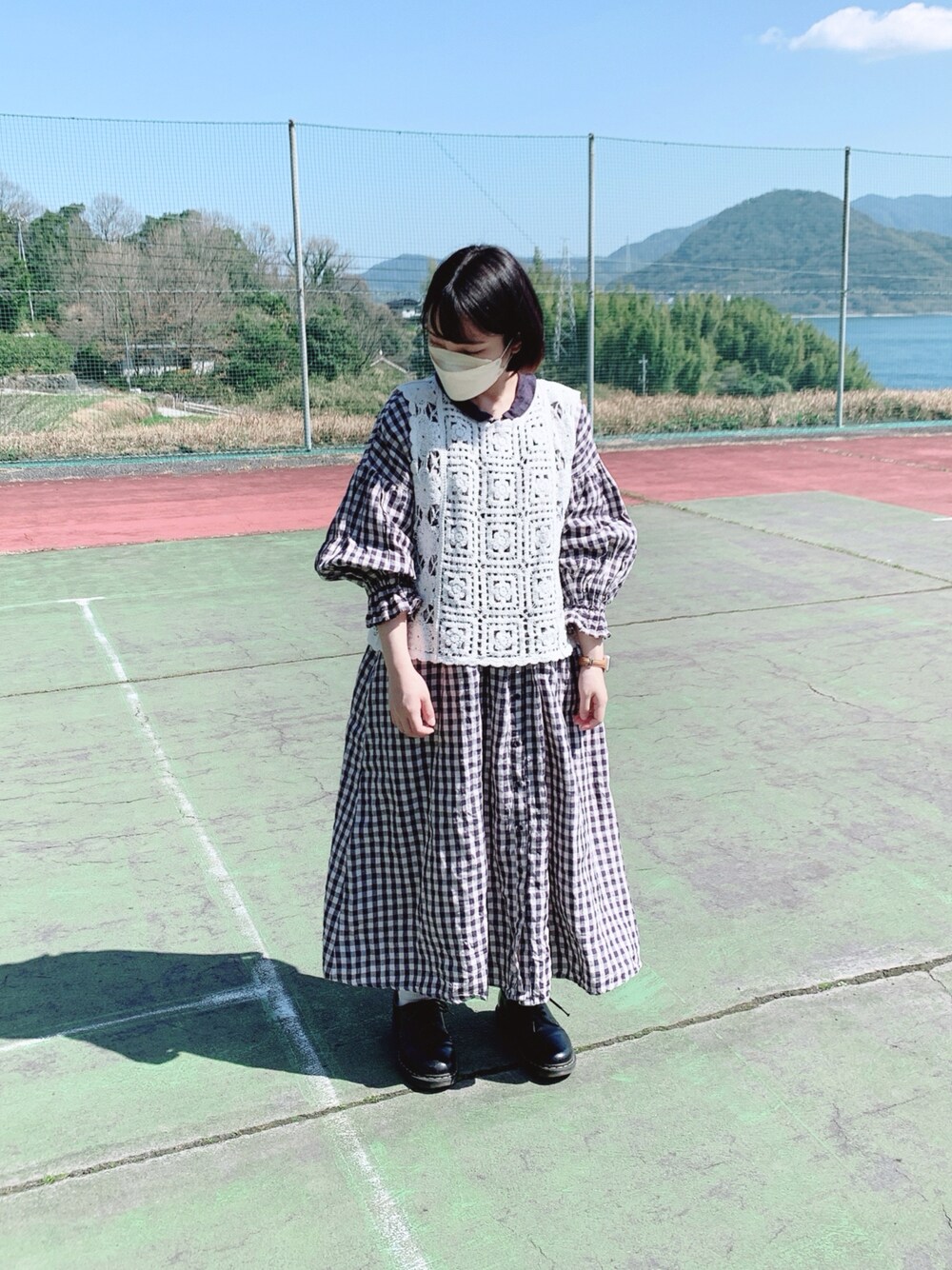 「春服みてみて、お出かけコーデ、オトナカワイイ、Samansa Mos2、SM2、kazumiコラボ、お洒落さんとつながりたい、低身長、ワンピース、ホワイト、リネン、ナチュラル」｜「Samansa Mos2のかぎ針風前後着ニットベスト（ベスト、ホワイト系）」を使った、minnさん（レディース・154cm）の春コーディネートの1枚目の写真