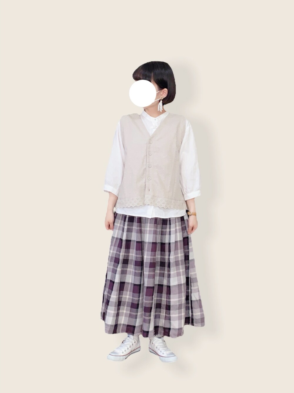 「ラクチンコーデ、おしゃれさんと繋がりたい、スニーカー、Samansa Mos2、ナチュラルガーリー、低身長女子、コンバース、スカート、ootd」｜「Samansa Mos2の前後着オーバーレースベスト（ベスト、グレー系）」を使った、minnさん（レディース・154cm）の春コーディネートの1枚目の写真