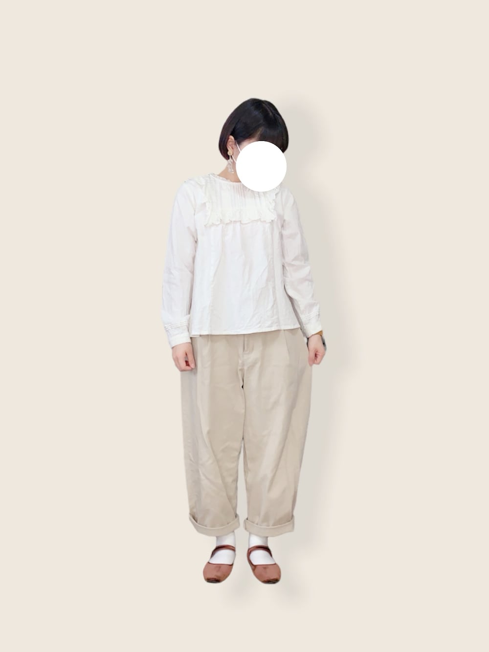 「シンプルコーデ、春、ゆるコーデ、低身長、Samansa Mos2、サマンサモスモス、ナチュラルガーリー、パンツスタイル」｜「Samansa Mos2のツイル起毛裾タックパンツ（その他パンツ、ベージュ系）」を使った、minnさん（レディース・154cm）の春コーディネートの1枚目の写真