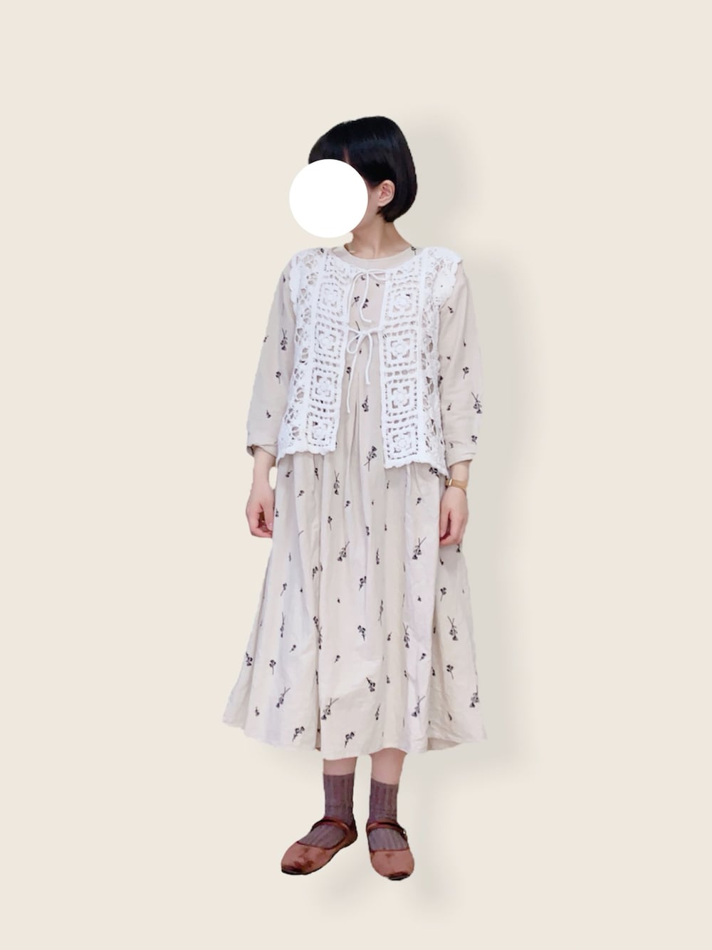 「大人かわいい、大人ガーリー、ゆるコーデ、Samansa Mos2、SM2、サマンサ モスモス(Samansa Mos2)、低身長、ワンピース、刺繍、SVEC(SVEC)、今日のコーデ、ootd」｜「Samansa Mos2のかぎ針風前後着ニットベスト（ベスト、ホワイト系）」を使った、minnさん（レディース・154cm）の春コーディネートの1枚目の写真