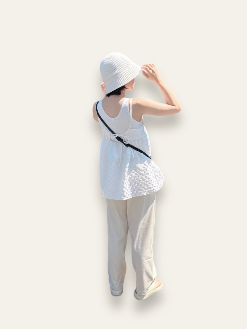 「休日コーデ、アツいコーデ全部見せ、オトナカジュアル、夏コーデ、お洒落さんとつながりたい、ootd、ホワイト、淡色女子、淡色コーデ、低身長」｜「UNIQLOのアイテム（パンツ、ホワイト系）」を使った、minnさん（レディース・154cm）の夏コーディネートの1枚目の写真