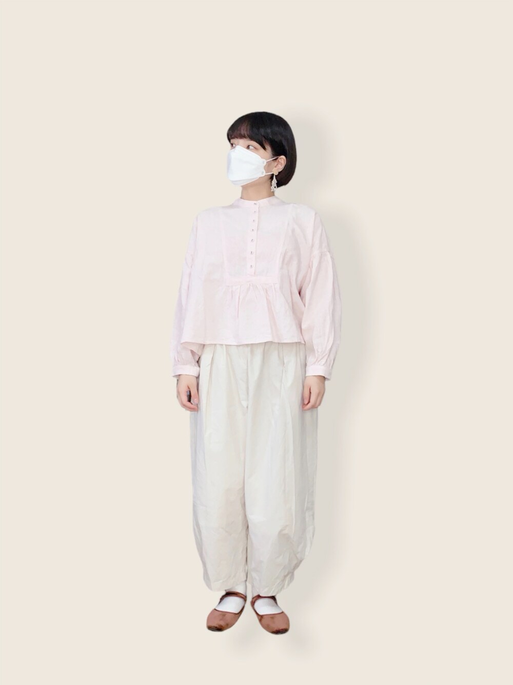 「シンプルコーデ、春夏コーデ、ゆるコーデ、春コーデ、パンツスタイル、低身長、サマンサ モスモス(Samansa Mos2)、SM2」｜「Samansa Mos2のスタンドカラーギャザーブラウス（シャツ/ブラウス、ピンク系）」を使った、minnさん（レディース・154cm）の春コーディネートの1枚目の写真
