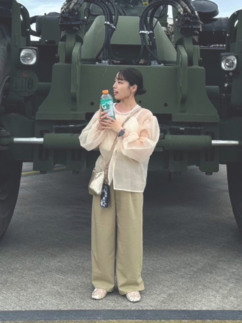 「休日スタイル、きれいめカジュアル、低身長コーデ、パンツスタイル、オトナカワイイ、お洒落さんとつながりたい」｜「hinariのオーガンジーシアー2WAYブラウス（シャツ/ブラウス、ホワイト系）」を使った、minnさん（レディース・154cm）の夏コーディネートの1枚目の写真