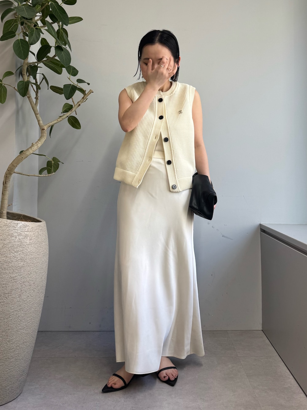 「大人カジュアル、スカート、スカートスタイル、スカートコーデ、ホワイト、ホワイトコーデ、ノースリーブ、モノトーン、モノトーンコーデ、春コーデ、春、春夏コーデ、低身長、低身長コーデ、低身長女子」｜「CAPRICIEUX LE'MAGEのメッシュBOXベスト（ニット/セーター、ホワイト系）」を使った、mari.kana_lemageさん（レディース・150cm）の春コーディネートの1枚目の写真