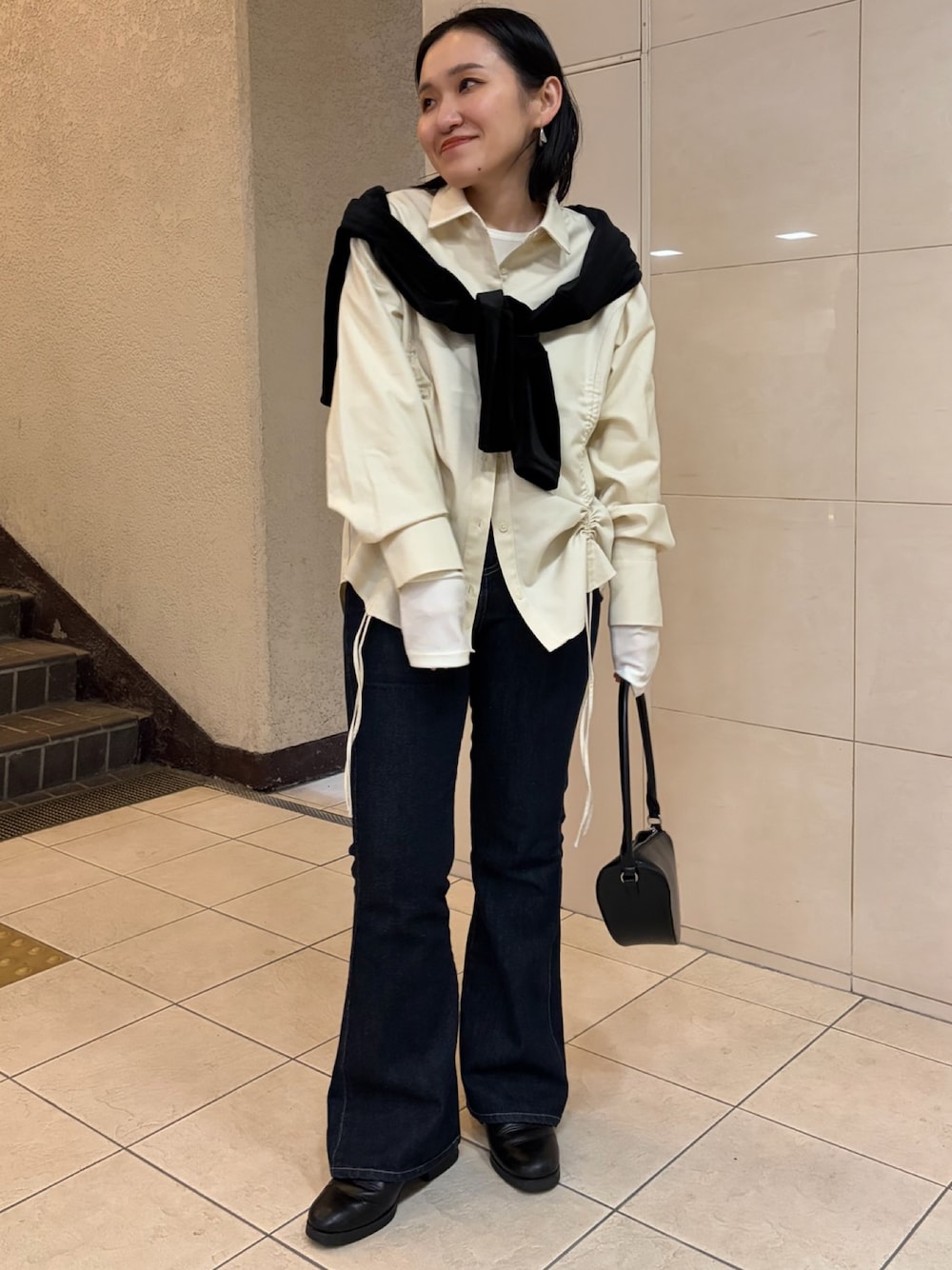 ブラック系のTシャツ/カットソー、ホワイト系のTシャツ/カットソー、ホワイト系のシャツ/ブラウスを着用したレディースの冬コーディネートの1枚目の写真