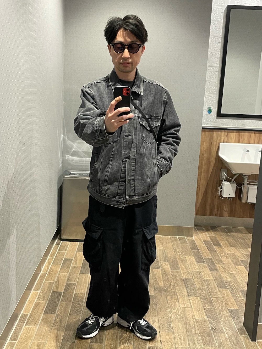 「ジージャン、カーゴパンツ、リーバイス、グリーンレーベル リラクシング」｜「無印良品の紳士　洗いざらしイージーカーゴパンツ（カーゴパンツ、ブラック系）」を使った、nijiさん（メンズ・165cm）の春コーディネートの1枚目の写真