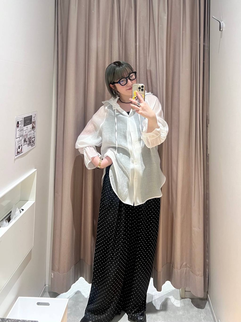 ホワイト系のシャツ/ブラウス、ブラック系のローファー、ブラック系のその他パンツを着用したレディースの春コーディネートの1枚目の写真