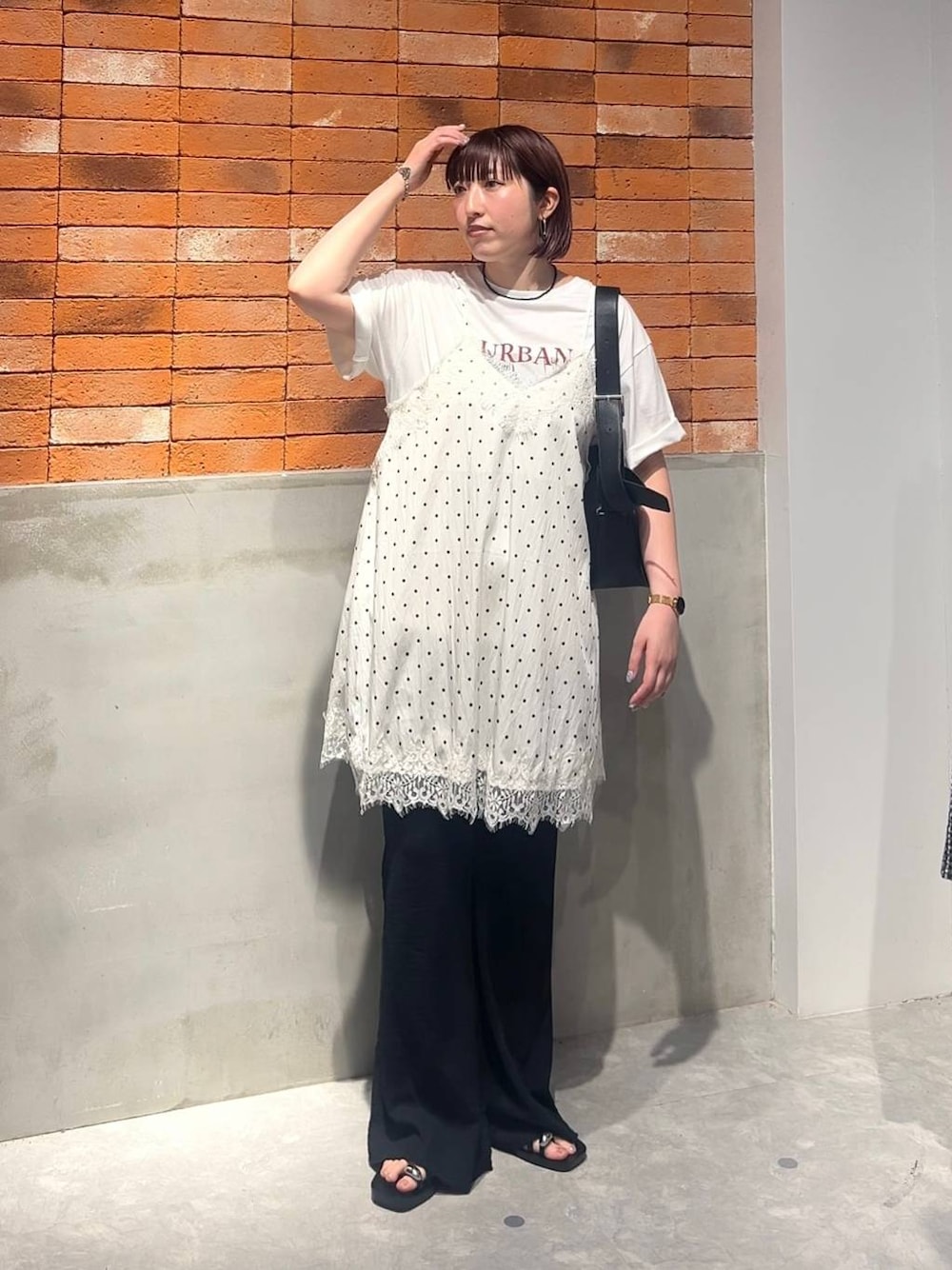 ブラック系のサンダル、ブラック系のその他パンツ、ブラック系のショルダーバッグを着用したレディースの夏コーディネートの1枚目の写真