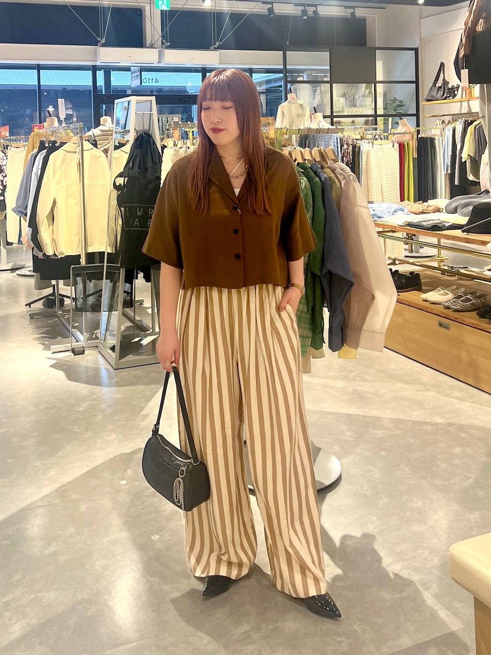 「体型カバー、メンズライク、差し色コーデ、LOWRYS FARM、ローリーズスタイル_LOWRYS FARM、大人女子カジュアル_LOWRYS FARM、大人カジュアル、夏コーデ、カジュアルコーデ、秋コーデ、旅行、デートコーデ、おでかけ、ワントーン、シャツ」｜「LOWRYS FARMのノルマンディショートシャツ　 248288（シャツ/ブラウス、ブラウン系）」を使った、kanamiさん（レディース・159cm）の夏コーディネートの1枚目の写真