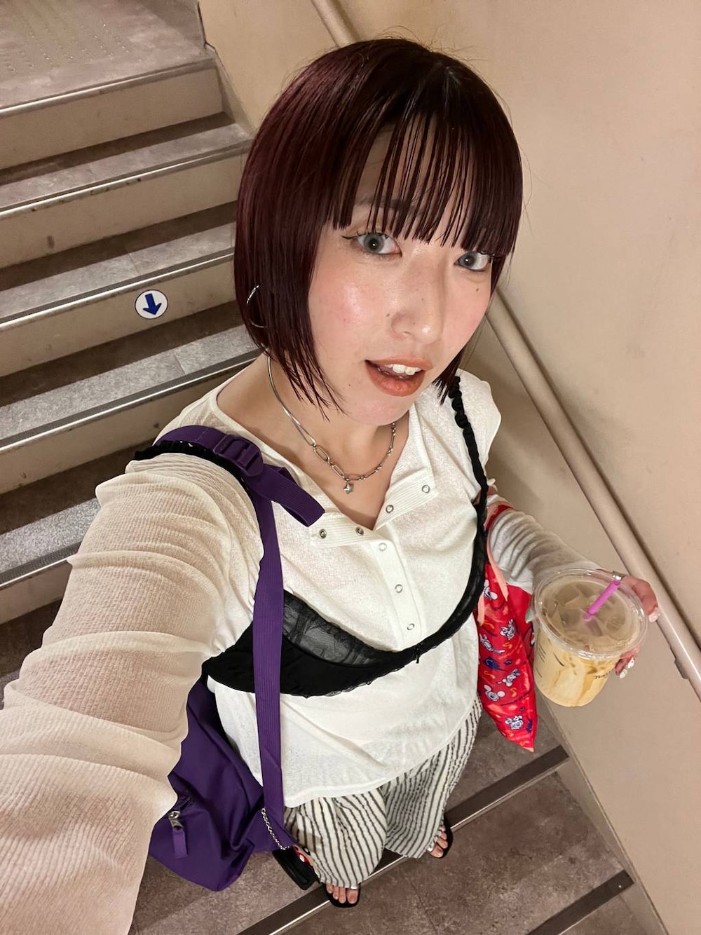 ブラック系のキャミソール、ブラック系のサンダル、ホワイト系のTシャツ/カットソーを着用したレディースの夏コーディネートの1枚目の写真