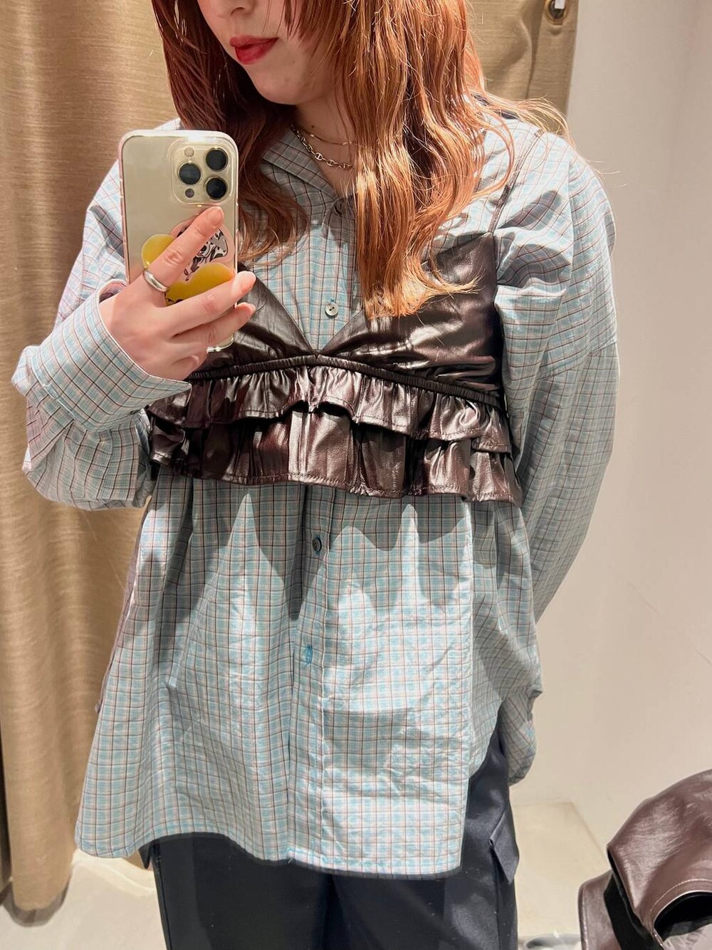 ブルー系のシャツ/ブラウスを着用したレディースの春コーディネートの1枚目の写真