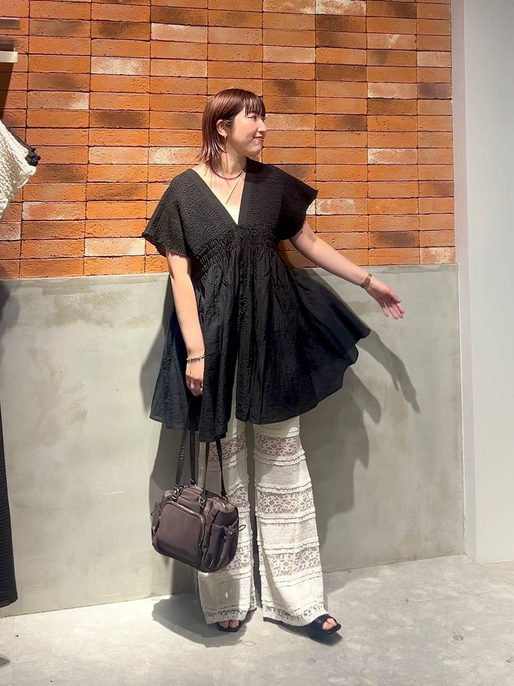 ブラック系のシャツ/ブラウス、ホワイト系のその他パンツ、ブラック系のサンダルを着用したレディースの夏コーディネートの1枚目の写真