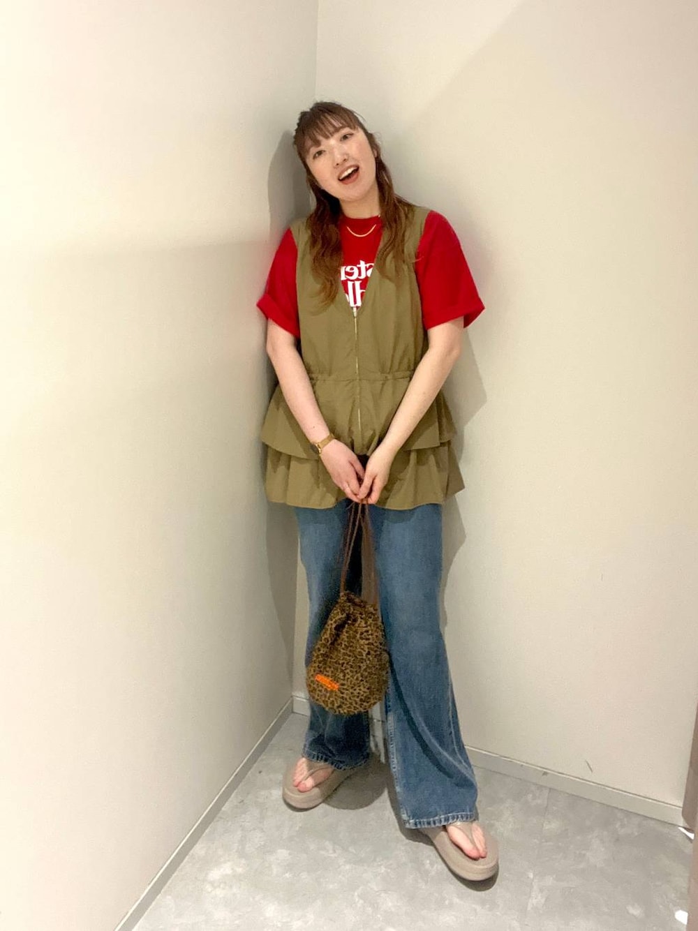 レッド系のTシャツ/カットソー、その他のショルダーバッグ、ブルー系のデニムパンツを着用したレディースの夏コーディネートの1枚目の写真