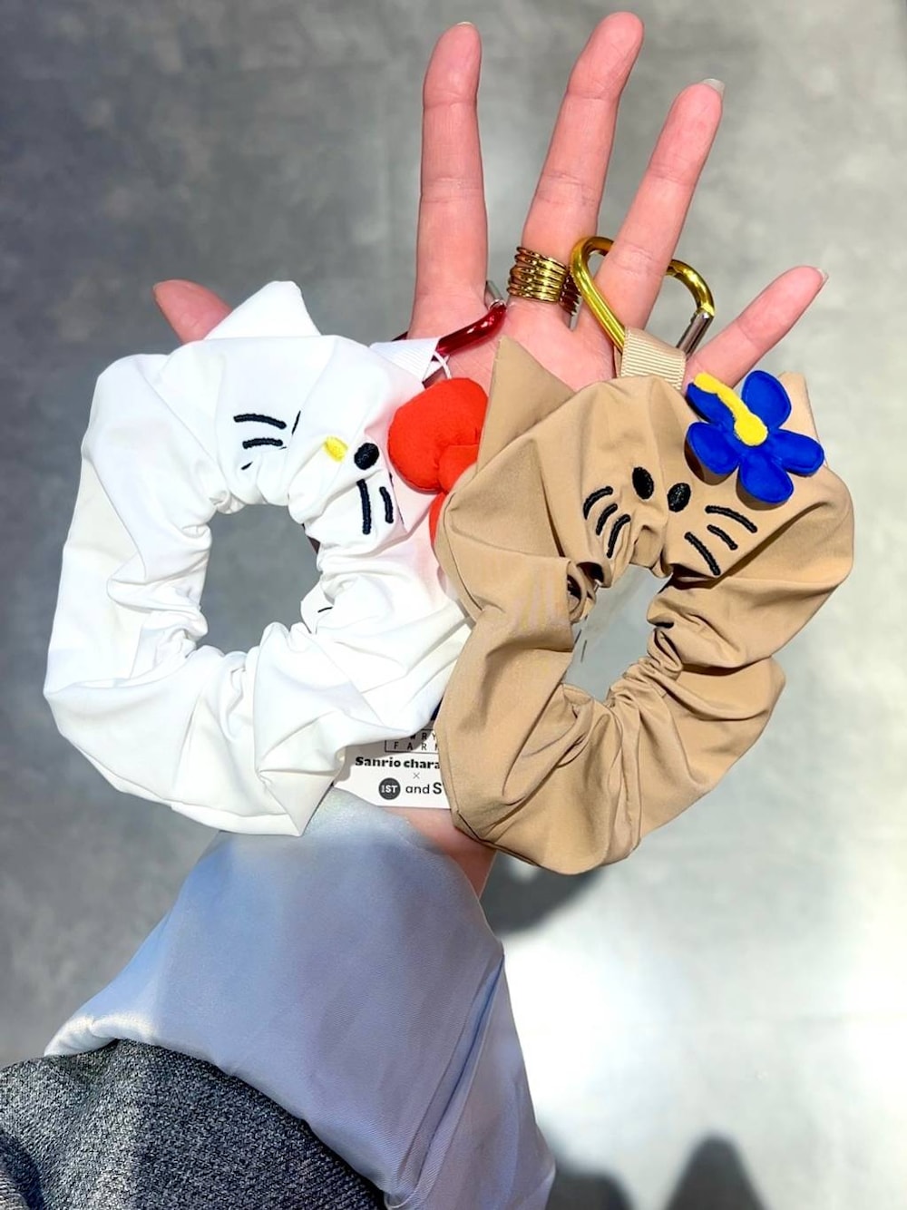 レッド系のその他雑貨を着用したレディースの冬コーディネートの1枚目の写真