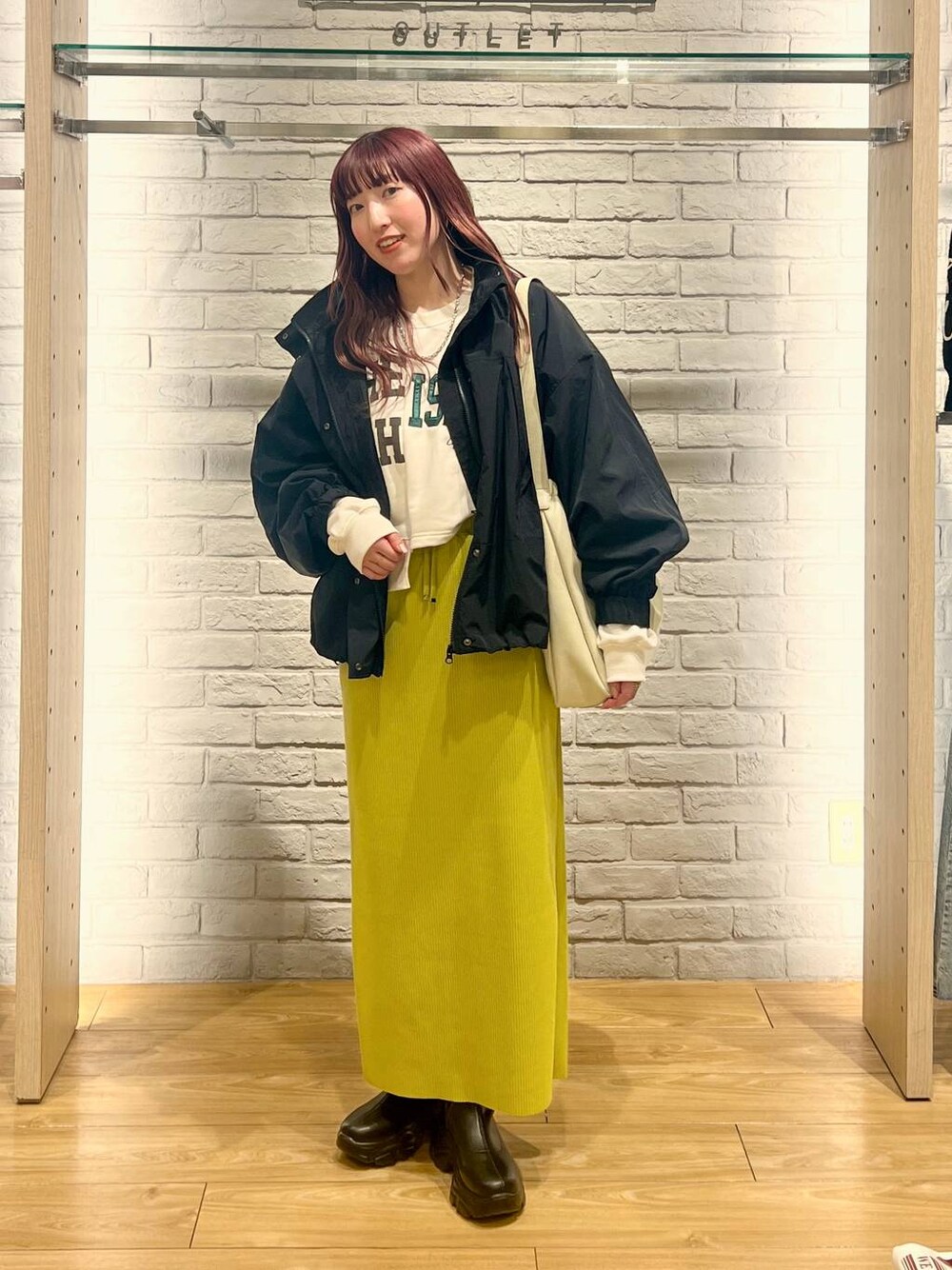 「差し色コーデ、体型カバー、メンズライク、LOWRYS FARM、ローリーズスタイル_LOWRYS FARM、大人女子カジュアル_LOWRYS FARM、大人カジュアル、カジュアルコーデ、春コーデ、軽量、ゆったり、スウェット、スカート、ウォッシャブル、ブーツ」｜「LOWRYS FARMのカットリブタイトスカート　103920（スカート、イエロー系）」を使った、kanamiさん（レディース・159cm）の冬コーディネートの1枚目の写真