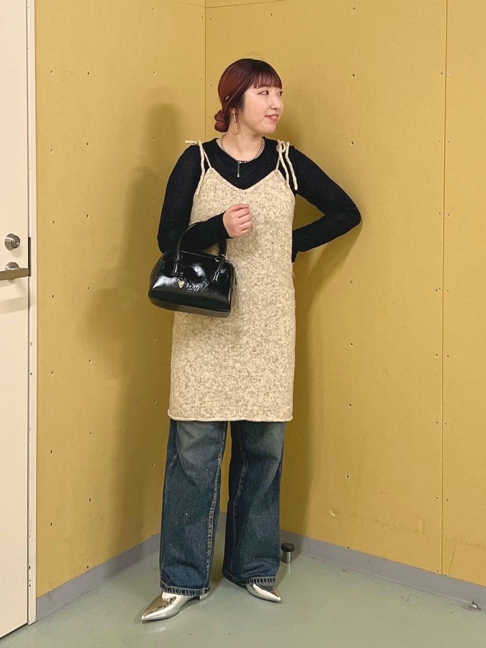 シルバー系のパンプス、ブルー系のデニムパンツ、ブラック系のTシャツ/カットソーを着用したレディースの秋コーディネートの1枚目の写真