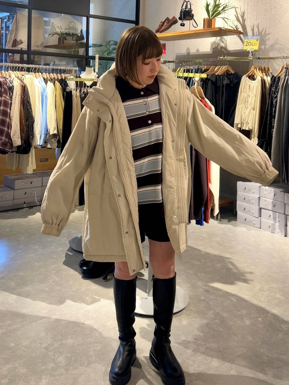 ホワイト系のブルゾン、グレー系のその他パンツ、ブラック系のブーツを着用したレディースの秋コーディネートの1枚目の写真