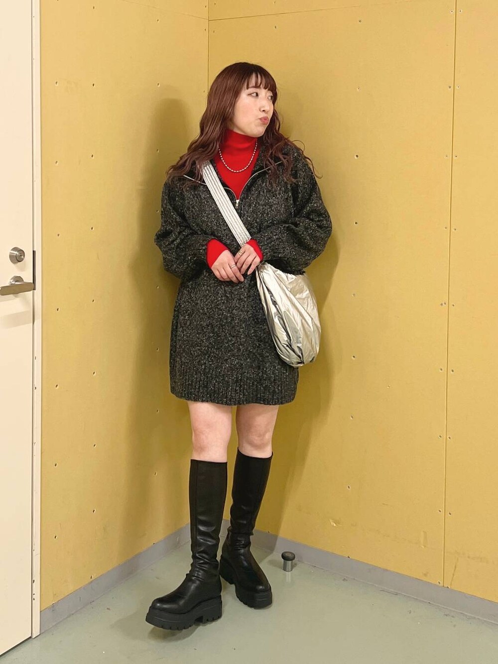 「体型カバー、差し色コーデ、LOWRYS FARM、ローリーズスタイル_LOWRYS FARM、大人女子カジュアル_LOWRYS FARM、大人カジュアル、カジュアルコーデ、デートコーデ、おでかけ、旅行、冬コーデ、秋コーデ、ワンピース、ニット、ゆったり」｜「LOWRYS FARMのカラータートルニットＬＳ 116685（ニット/セーター、レッド系）」を使った、kanamiさん（レディース・159cm）の冬コーディネートの1枚目の写真