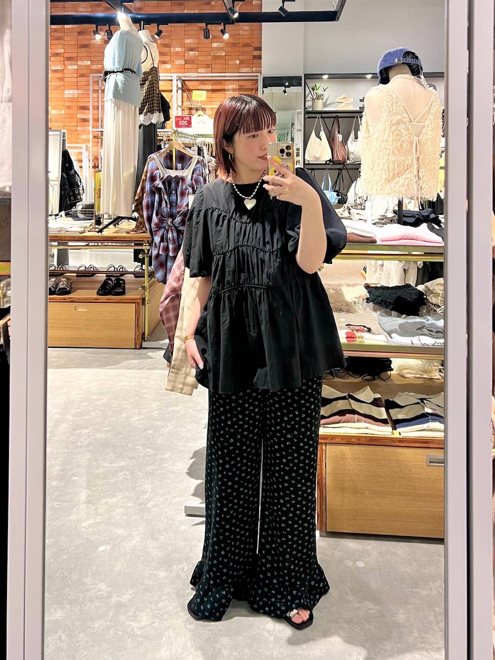 ブラック系のその他パンツ、ブラック系のシャツ/ブラウス、ブラック系のサンダルを着用したレディースの夏コーディネートの1枚目の写真