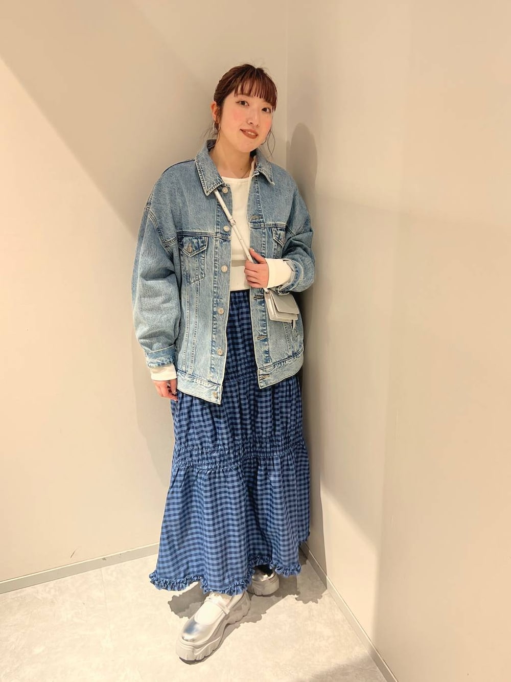 「体型カバー、メンズライク、差し色コーデ、LOWRYS FARM、ローリーズスタイル_LOWRYS FARM、大人女子カジュアル_LOWRYS FARM、大人カジュアル、カジュアルコーデ、春コーデ、春アウター、ジャケット、デニムジャケット、オーバーサイズ、スカート、軽量」｜「LOWRYS FARMのＣＯＮＥ／ＢＩＧＧジャン　131366（デニムジャケット、ブルー系）」を使った、kanamiさん（レディース・159cm）の春コーディネートの1枚目の写真