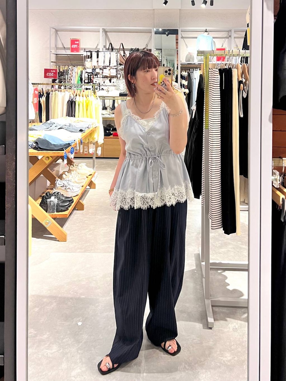 ブルー系のキャミソール、シルバー系のタンクトップ、ブルー系のその他パンツを着用したレディースの夏コーディネートの1枚目の写真