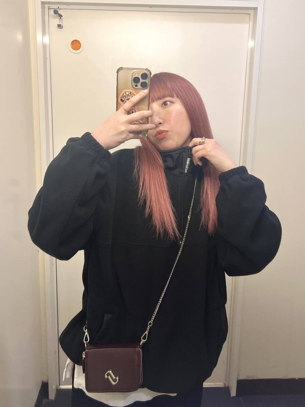 「体型カバー、メンズライク、差し色コーデ、LOWRYS FARM、ローリーズスタイル_LOWRYS FARM、大人女子カジュアル_LOWRYS FARM、大人カジュアル、カジュアルコーデ、冬コーデ、楽ちんコーデ、スポーツウェア、ラフ、フリース、ショルダーバッグ」｜「JEANASISのラウンドウォレットショルダー/207395（財布、レッド系）」を使った、kanamiさん（レディース・159cm）の冬コーディネートの1枚目の写真