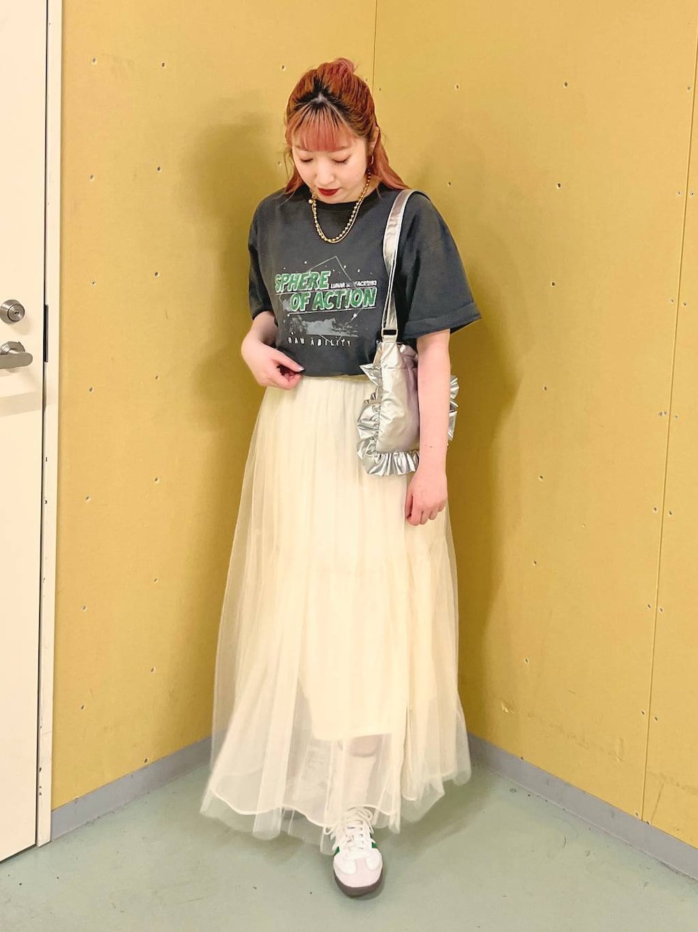 グレー系のTシャツ/カットソー、ホワイト系のスカート、シルバー系のショルダーバッグを着用したレディースの春コーディネートの1枚目の写真